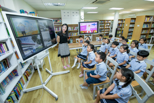 삼성전자는 싱가포르 한국국제학교에 디지털 플립차트 '삼성 플립'을 공급한다고 19일 밝혔다. 한국국제학교 교사가 삼성 플립으로 수업을 진행하고 있다. <삼성전자 제공>